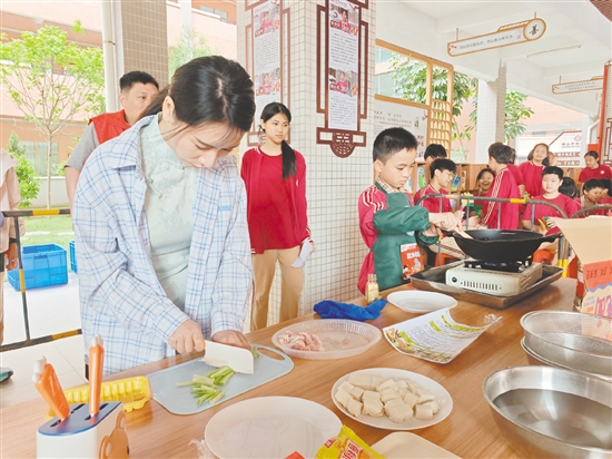 鶴山市翰林學(xué)校舉辦首屆親子廚神爭(zhēng)霸賽，學(xué)生與家長(zhǎng)通力合作，烹飪出一道道美味菜品。