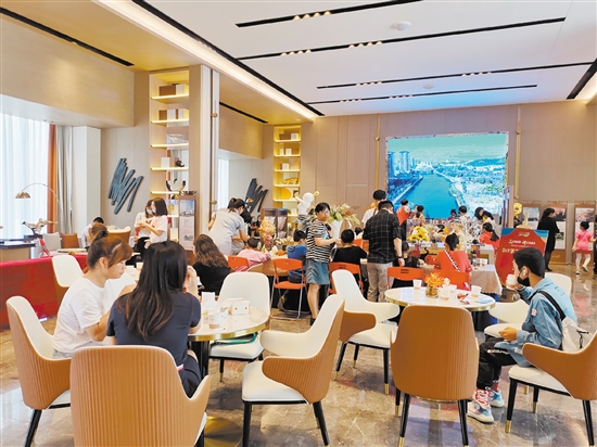 江門二沙島銷售中心坐滿了前來(lái)看房的客人。