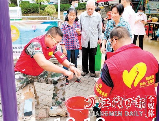 碧桂園物業(yè)工作人員提供暖心服務，提升業(yè)主的滿意度和幸福感。