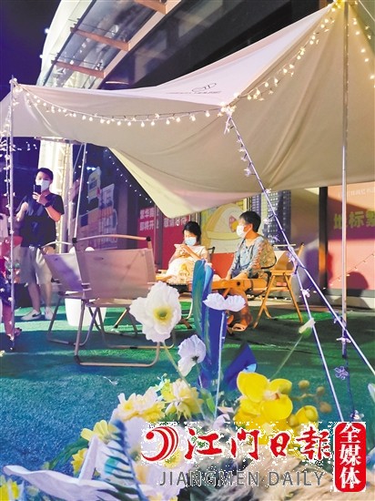 市民和家人一起享受夜晚休閑好時(shí)光。