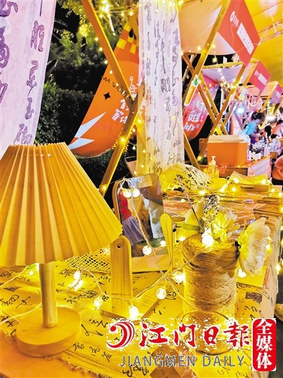 一串串彩燈次第閃亮，時(shí)尚而耀眼。