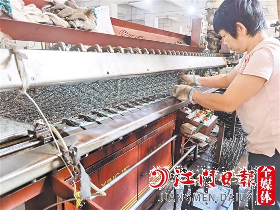 工作人員進(jìn)行現(xiàn)場作業(yè)。