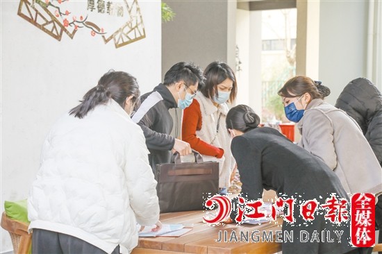 業(yè)主正在辦理收樓手續(xù)。