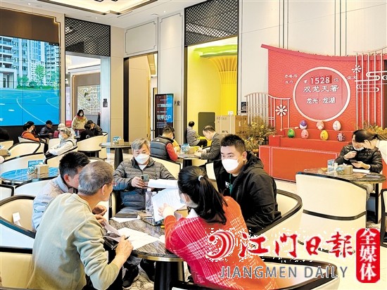 春節(jié)期間，不少市民到樓盤看房。