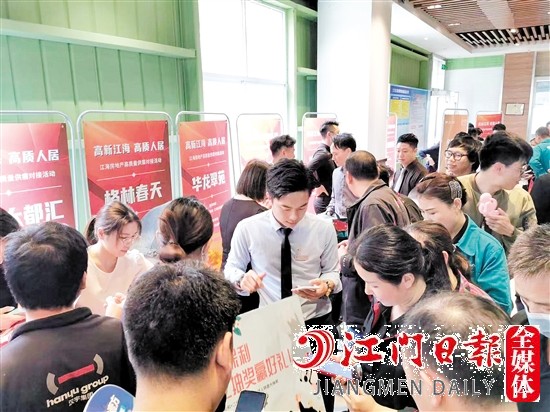 活動現(xiàn)場，房企工作人員為企業(yè)職工介紹項目信息。