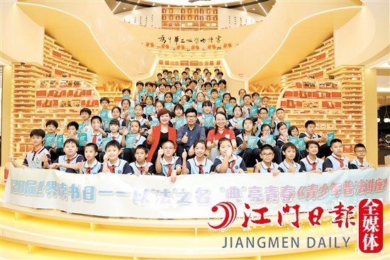 參會人員及學生代表合影留念。