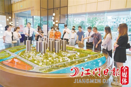 看房團(tuán)在保利大都匯了解樓盤詳情。