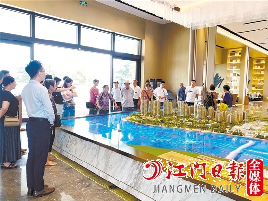 高質(zhì)量供需對(duì)接活動(dòng)把市民“請(qǐng)進(jìn)來(lái)”，組織了看房團(tuán)走進(jìn)樓盤。