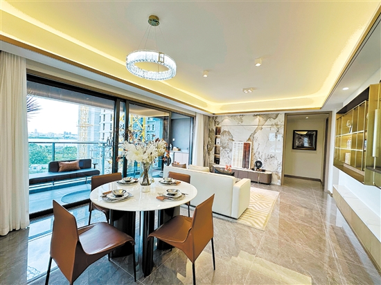 “雙節(jié)”將至，不少項目加推新產(chǎn)品。圖為綠城濱江·潮聞東方建筑面積143平方米的樣板房。