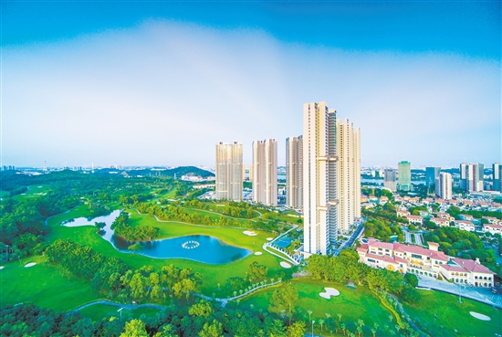 蒲葵之夢(mèng)·天心與高爾夫球場(chǎng)無(wú)距接壤。