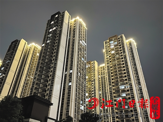 濱江新區(qū)一樓盤晚上亮燈情況。