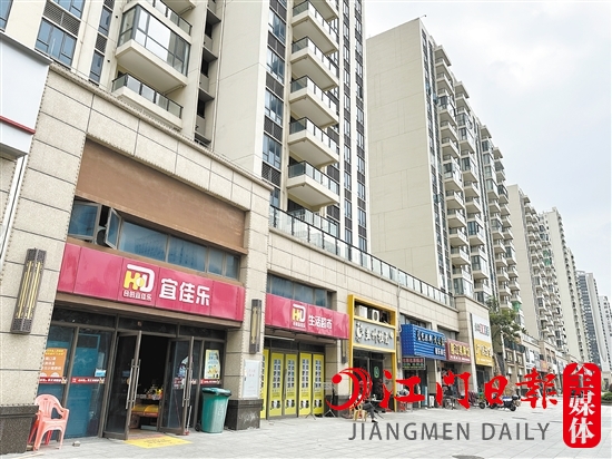 濱江新區(qū)一樓盤外面的商鋪很多，但人氣不旺。