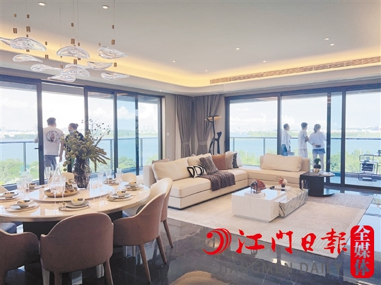 開闊的江景陽(yáng)臺(tái)，成為許多江景房的賣點(diǎn)。