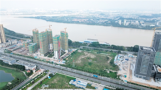 沿江開發(fā)成市場熱點。