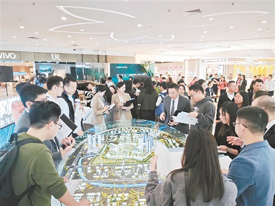 江發(fā)地產(chǎn)城市展廳開放現(xiàn)場(chǎng)。