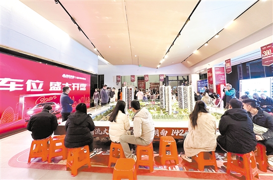 在美的遠(yuǎn)洋云著車位開售現(xiàn)場，業(yè)主們正等候認(rèn)購。李銀換