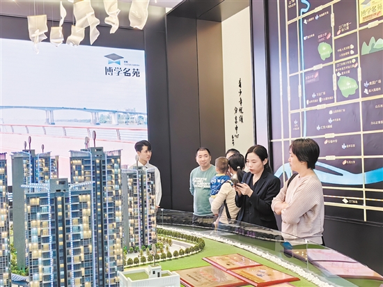 今年樓市持續(xù)回暖。圖為市民在看房。