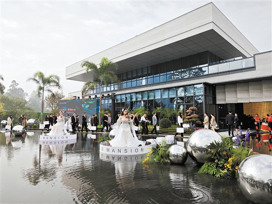 江發(fā)·翡翠觀瀾營銷中心引人注目。