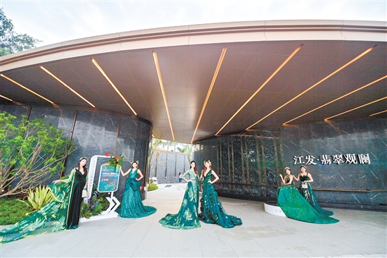 江發(fā)·翡翠觀瀾精心打造營銷中心，迎接八方來客。