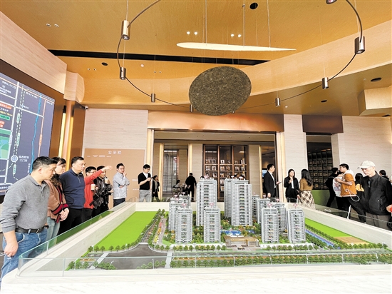 親鄰會(huì)所及樣板間開放當(dāng)天，駿景灣天悅營銷中心熱鬧非凡。