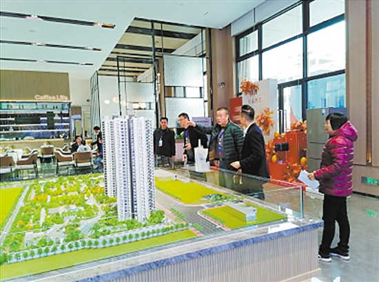 專家評(píng)審團(tuán)現(xiàn)場(chǎng)進(jìn)行走訪。