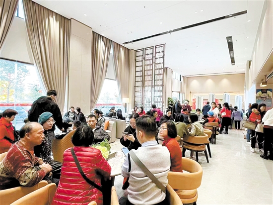 “網(wǎng)紅”樓盤吸引許多消費(fèi)者看房。