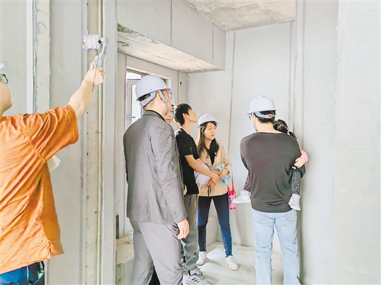 業(yè)主進(jìn)入工地進(jìn)行“實(shí)地考察”。