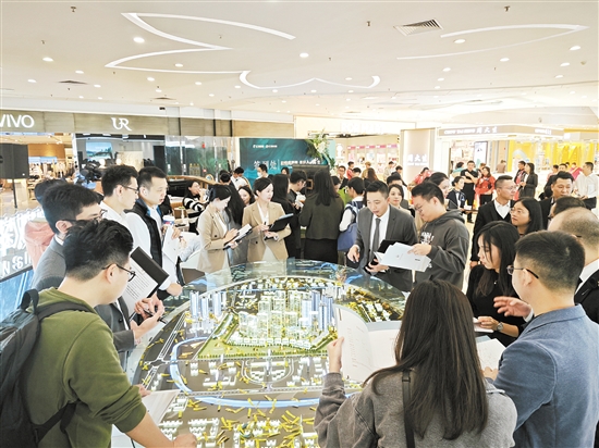 到訪江發(fā)地產城市展廳的市民絡繹不絕。