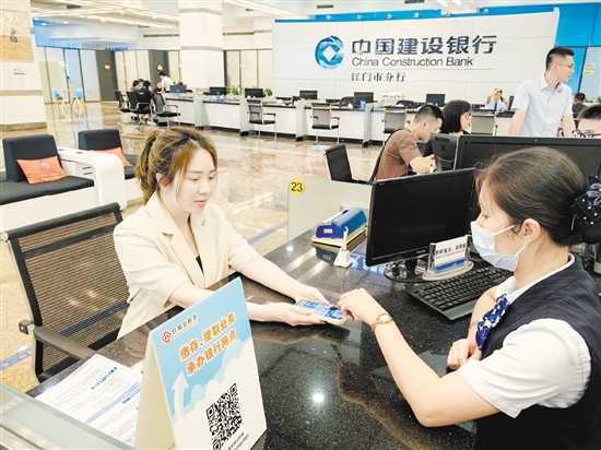 市民在咨詢公積金提取情況。