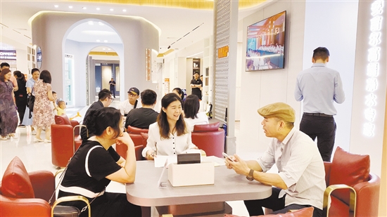 開(kāi)業(yè)當(dāng)天，不少市民在現(xiàn)場(chǎng)咨詢。