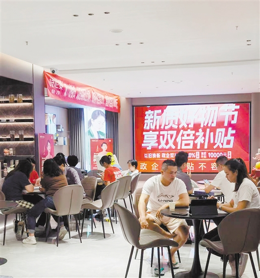 在江門一些家具店，補貼宣傳隨處可見。