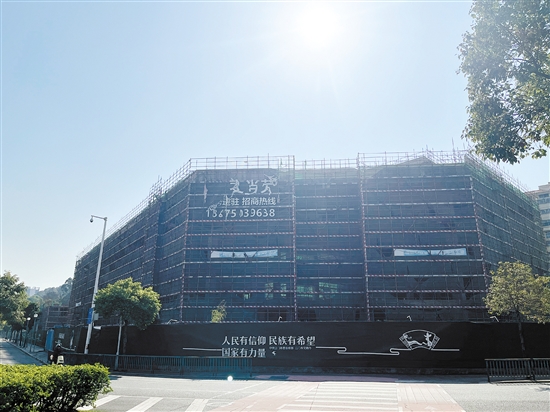 尚未開業(yè)的麗軒廣場(chǎng)將整體被拍賣。