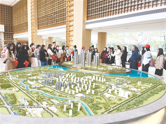 上半年，縣城樓盤吸引許多購房者的目光。
