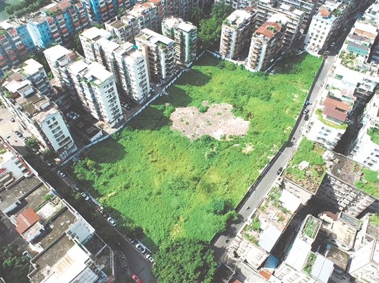 掛牌出讓地塊位于蓬江水南片區(qū)，住宅區(qū)密集，人氣旺盛。