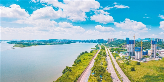 綠城濱江·潮聞東方引入高端江居理念，為江門打造“好房子”的品質(zhì)標(biāo)桿。