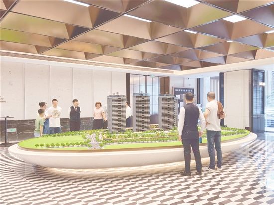 盡管更多消費(fèi)者青睞二手房，但新盤的推出還是吸引了不少人的目光。