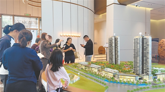 春節(jié)假期，江門多個樓盤售樓部呈現(xiàn)出熱鬧景象。
