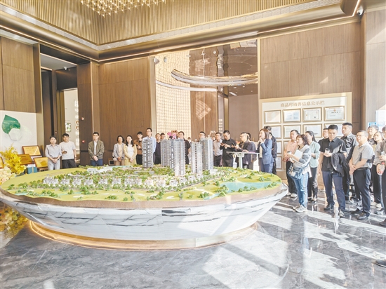 參與人員觀摩樓盤。