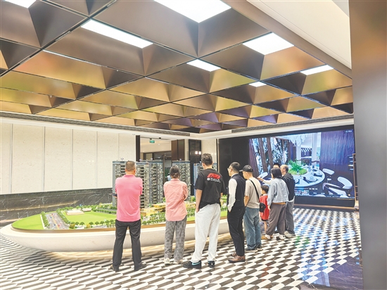 市區(qū)樓盤吸引購房者前來看房。