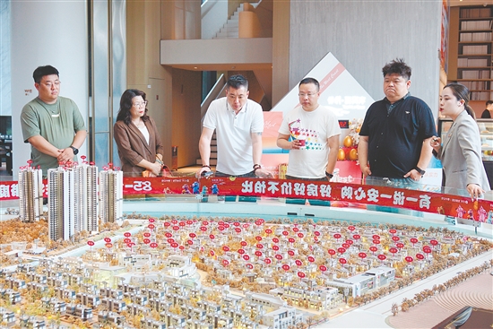 哈爾濱市房地產(chǎn)經(jīng)紀(jì)行業(yè)協(xié)會(huì)考察團(tuán)走訪江門房地產(chǎn)項(xiàng)目。