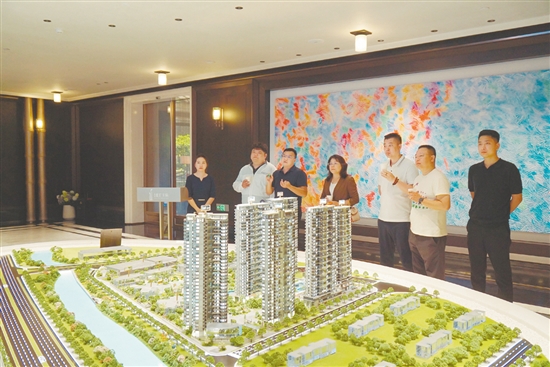 哈爾濱市房地產(chǎn)經(jīng)紀(jì)行業(yè)協(xié)會(huì)考察團(tuán)來江門“探房”。