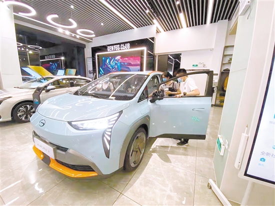 手捧奶茶進店看車，正在成為一種新的逛街常態(tài)。