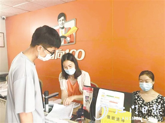 高考結(jié)束后，許多考生前往駕校報名學車。