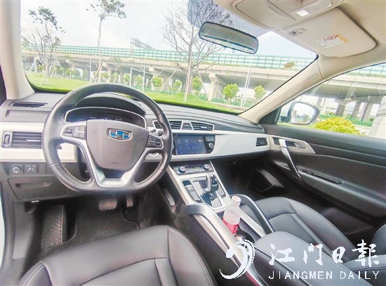 中控臺(tái)使用了大面積軟性材質(zhì)包裹。