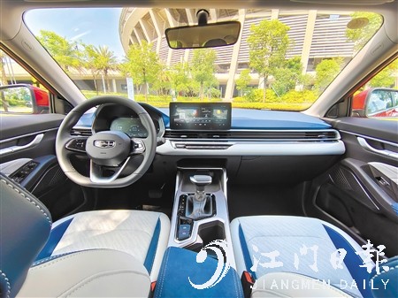 第四代帝豪的內(nèi)飾看起來簡潔而富有科技感。