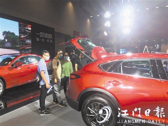 個別品牌經(jīng)銷商除了黑色和白色外，還會主推一些鮮艷的顏色。