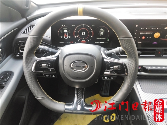 方向盤采取平底設(shè)計(jì)，很有時(shí)尚感。