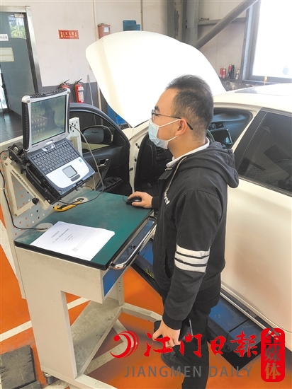 4S店正在對召回車輛進(jìn)行電腦升級。