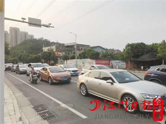 路上的汽車越來越多，開車時不要開“斗氣車”，盡量保持情緒穩(wěn)定。