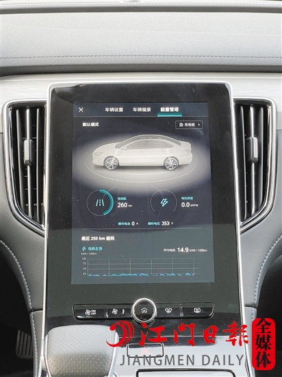 ER6的中控屏幕顯示效果出色。